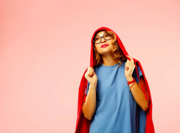 Portrait de jeune étudiant en lunettes noires à capuche sur bac rose — Photo