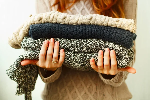 Imagem de camisolas de lã de malha aconchegantes nas mãos da mulher Fotos De Bancos De Imagens
