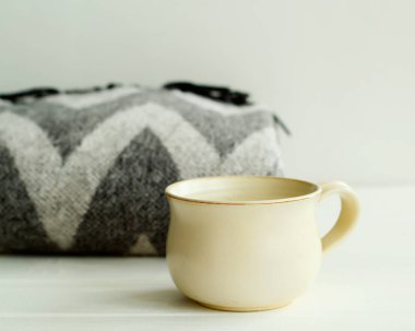 Rahat ekose ve kahve ya da çay beyaz backgr üzerinde resmi