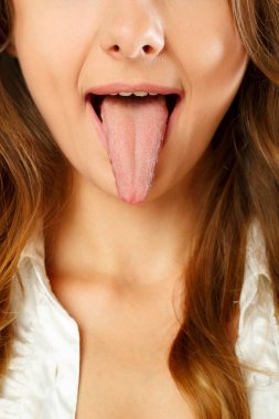 Fotoğrafı ağzından dilinin mavi arka plan üzerinde kapatın