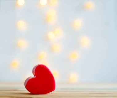 Bulanık arka plan üzerinde kırmızı kalp resmi. Fikrini seviyorum