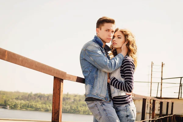 Молода красива пара моди в одязі джинсів в денне світло — стокове фото