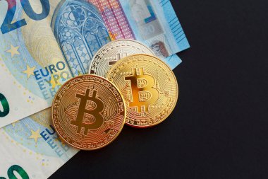 Euro para üzerinden altın bitcoins resmi. Dijital para kavramı.