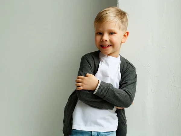 Portrét malý smajlík chlapečku nad bílým pozadím — Stock fotografie