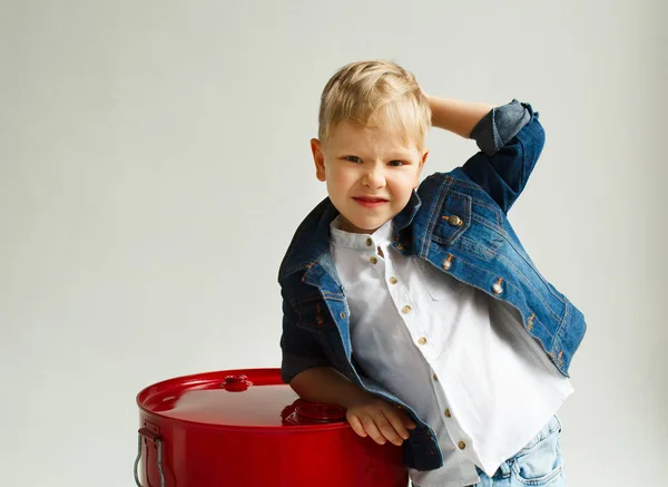 Portret van weinig grappige mooie jongen op witte achtergrond — Stockfoto