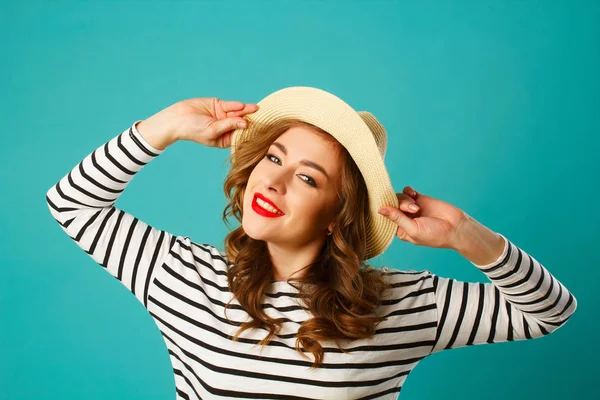 Retrato de una joven hermosa mujer rubia sonriente con sombrero sobre azul —  Fotos de Stock