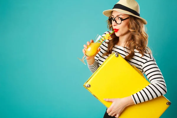 Retrato de jovem bela mulher loira em chapéu com suitc amarelo — Fotografia de Stock