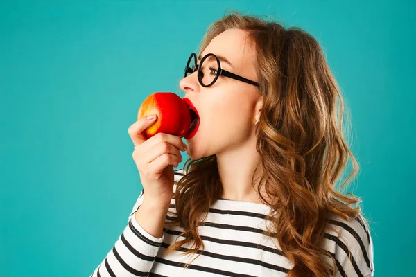 Porträt einer jungen schönen blonden Frau mit runder schwarzer Brille — Stockfoto