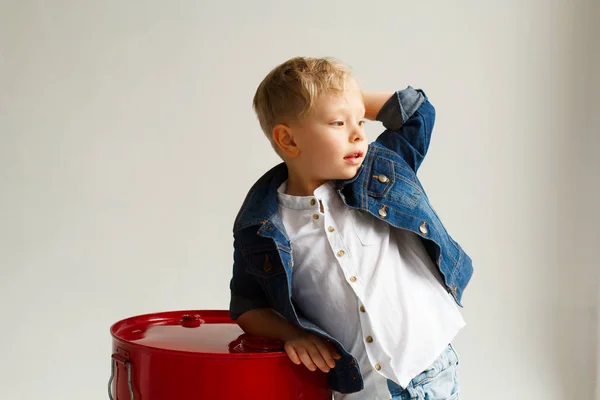 Портрет маленького смешного красавчика в джинсовой одежде поверх белого — стоковое фото