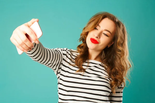 Porträt der jungen schönen blonden Smiley-Frau macht Selfie und — Stockfoto