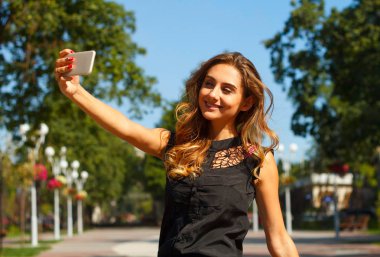 Selfie açık havada yapma genç güzel gülen kadın portresi 