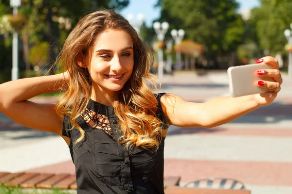 Portrét ženy mladých krásných smajlíků, takže selfie venku — Stock fotografie