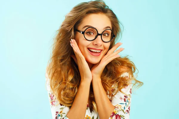 Hermosa mujer atractiva en gafas redondas sobre fondo azul —  Fotos de Stock