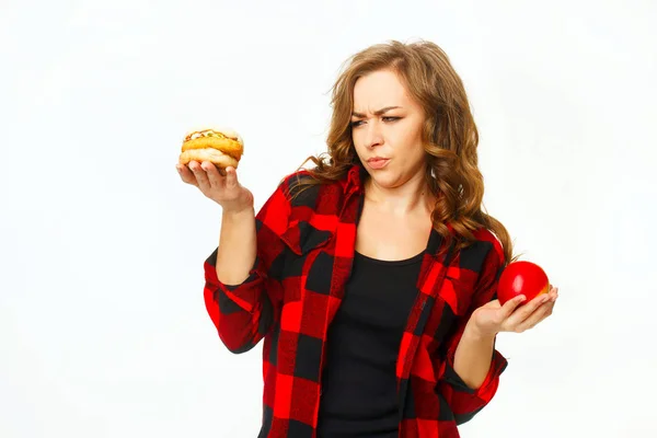 Porträt einer jungen schönen blonden Frau, die einen roten Apfel in einer Hand hält — Stockfoto