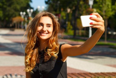 Selfie açık havada yapma genç güzel gülen kadın portresi 