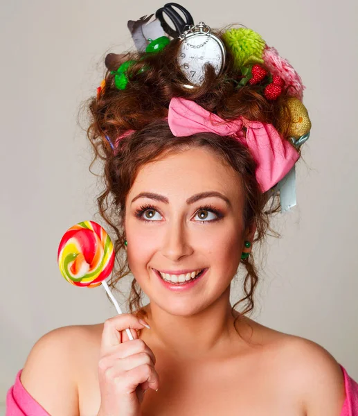 Portret van jonge en grappige vrouw met snoep in haar handen wearin — Stockfoto