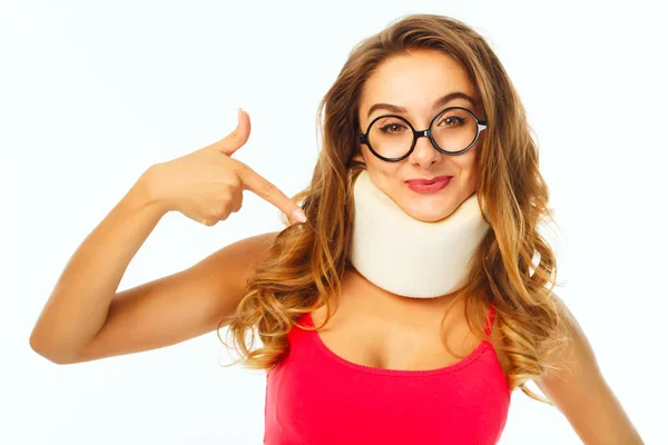 Ung vacker kvinna i runda roliga glasögon bär medicinsk col — Stockfoto