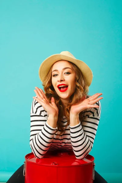 Retrato de joven hermosa rubia en sombrero con coqueteo exp —  Fotos de Stock