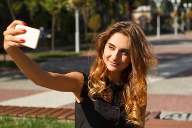 Selfie açık havada yapma genç güzel gülen kadın portresi 