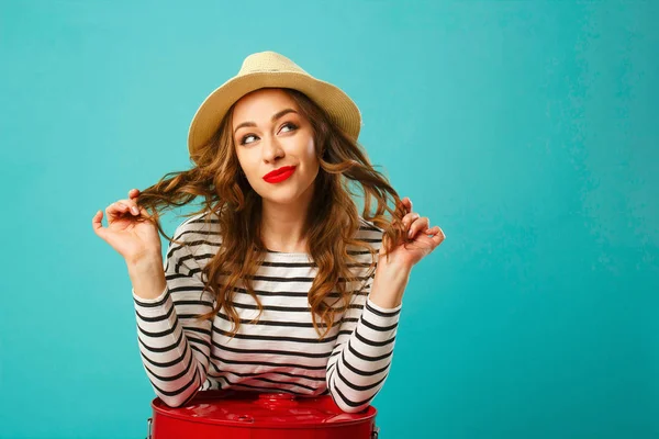 Retrato de una joven hermosa rubia con sombrero mirando hacia arriba b —  Fotos de Stock