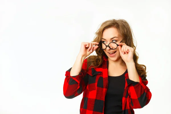 Привлекательная женщина в круглых очках над белым бэкграундом — стоковое фото