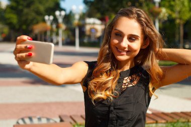 Selfie açık havada yapma genç güzel gülen kadın portresi 