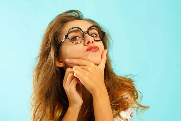 Hermosa mujer atractiva en gafas redondas sobre fondo azul —  Fotos de Stock