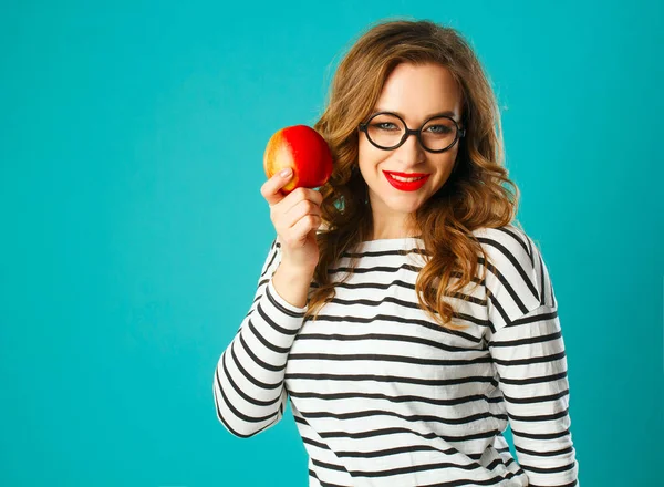 Retrato de una joven hermosa mujer en gafas negras redondas comiendo — Foto de Stock