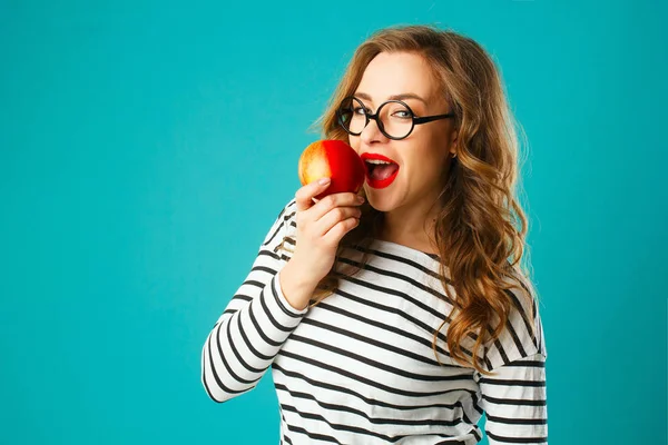 Retrato de mujer rubia hermosa joven en gafas negras redondas e —  Fotos de Stock