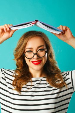 Güzel gülen öğrenci kitap gözlük ov giyen onun Merkez over