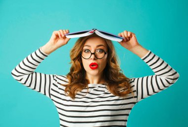 Güzel gülen öğrenci kitap gözlük ov giyen onun Merkez over