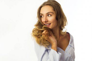 Komik güzel genç iş kadını beyaz arka plan üzerinde