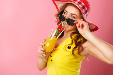 Kırmızı şapkalı içme ile genç güzel sarışın kadın portresi