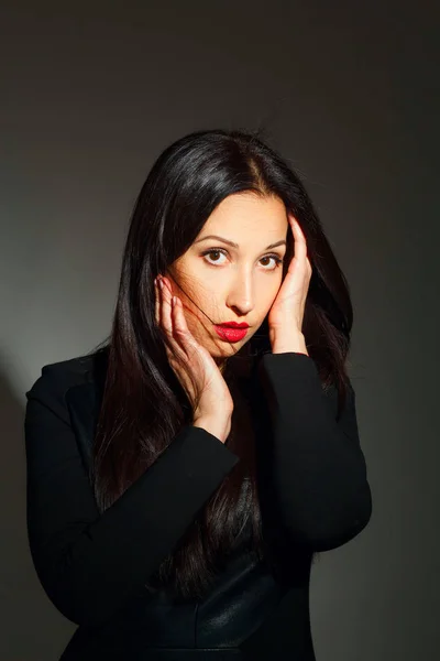 Retrato de joven hermosa mujer con lápiz labial rojo sobre ba oscuro —  Fotos de Stock