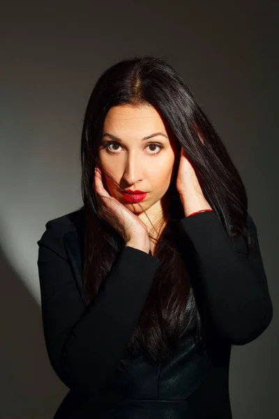 Portrait de jeune belle femme avec rouge à lèvres rouge sur ba foncé — Photo