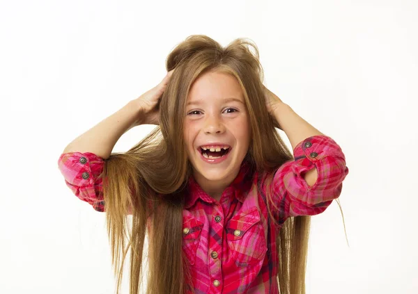 Jonge mooie kleine meisje glimlacht houdt haar haren over witte b — Stockfoto