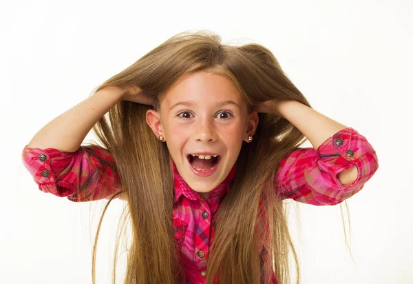 Jonge mooie kleine meisje glimlacht houdt haar haren over witte b — Stockfoto