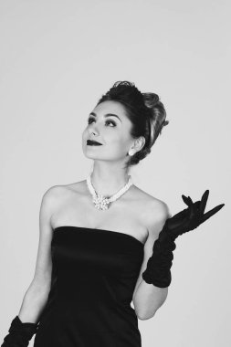 Ünlü bir aktris gibi güzel bir kadın portresi. Siyah ve fazlası