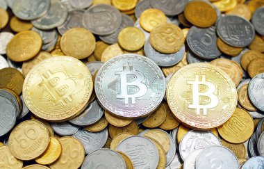 Altın para üzerinden üç altın bitcoin resmi. Dijital para c