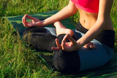 Huzur içinde açık yoga yaparken eşofman genç güzel kadın