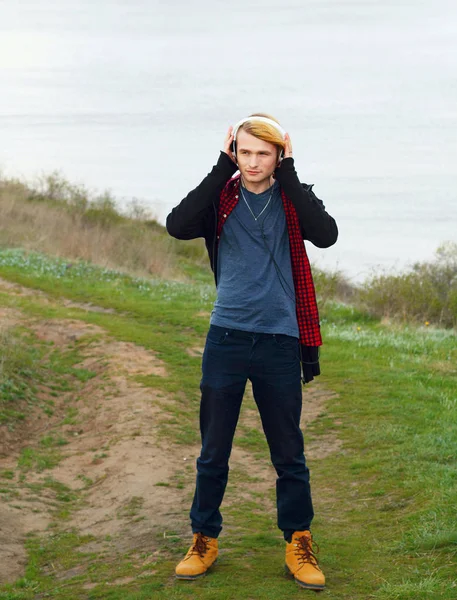 Retrato de joven hermoso hombre hipster rubio con auriculares st —  Fotos de Stock