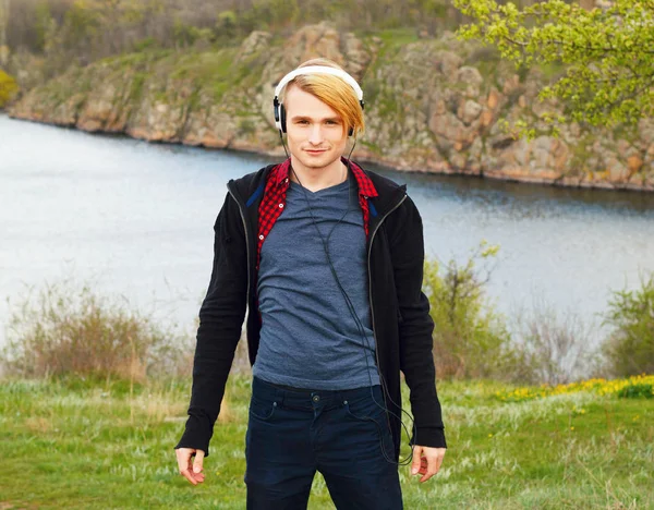 Retrato de joven hermoso hombre hipster rubio con auriculares st —  Fotos de Stock