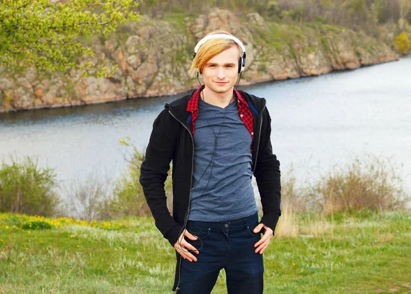 Retrato de jovem lindo loiro hipster homem com fones de ouvido st — Fotografia de Stock
