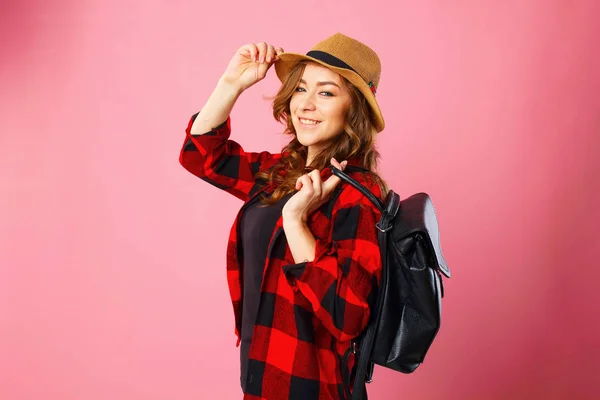 Retrato de joven hermosa rubia sonriente turista sosteniendo bl —  Fotos de Stock