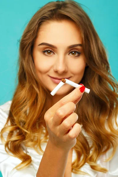 Junge attraktive Frau mit zerbrochener Zigarette in der Hand. st — Stockfoto