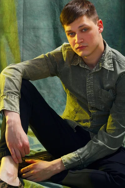 Porträtt av attraktiv ung stilig man — Stockfoto