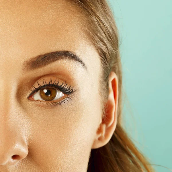 Portrait of half face of beautiful woman with beautiful makeup l — Stock Photo, Image