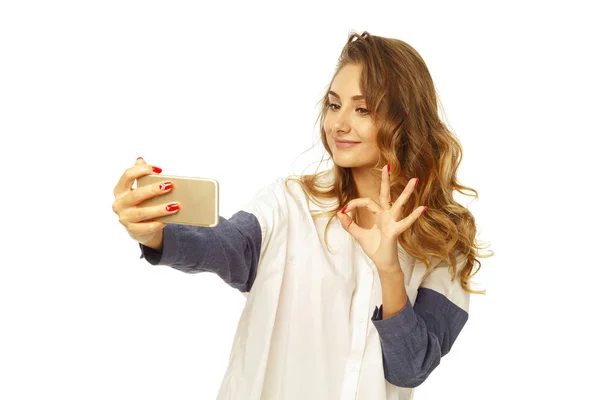Portret van een mooie jonge vrouw selfie maken op smart phone — Stockfoto