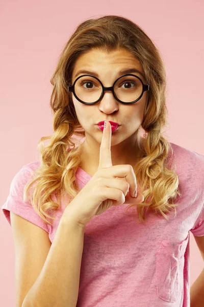 Joven mujer bonita divertida diciendo shh gesto sobre fondo rosa —  Fotos de Stock