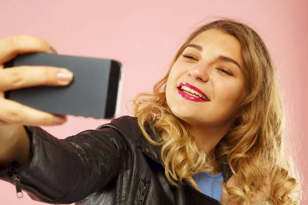 Ritratto di una bella giovane donna che fa selfie su smart phone — Foto Stock